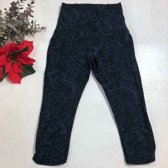 Lululemon CAPRI SIZE 4 LIKE NEW - Picture 9 of 9